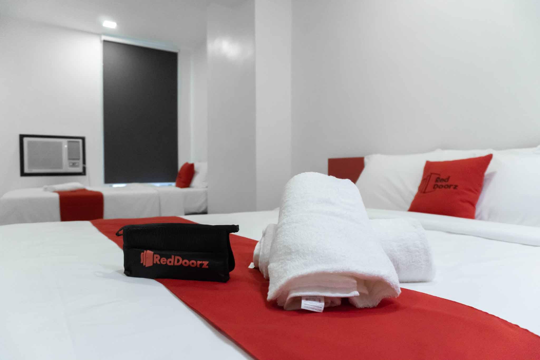 Reddoorz Plus At Mm Hotel Las Pinas Former Reddoorz Plus Near Bamboo Organ Exterior photo