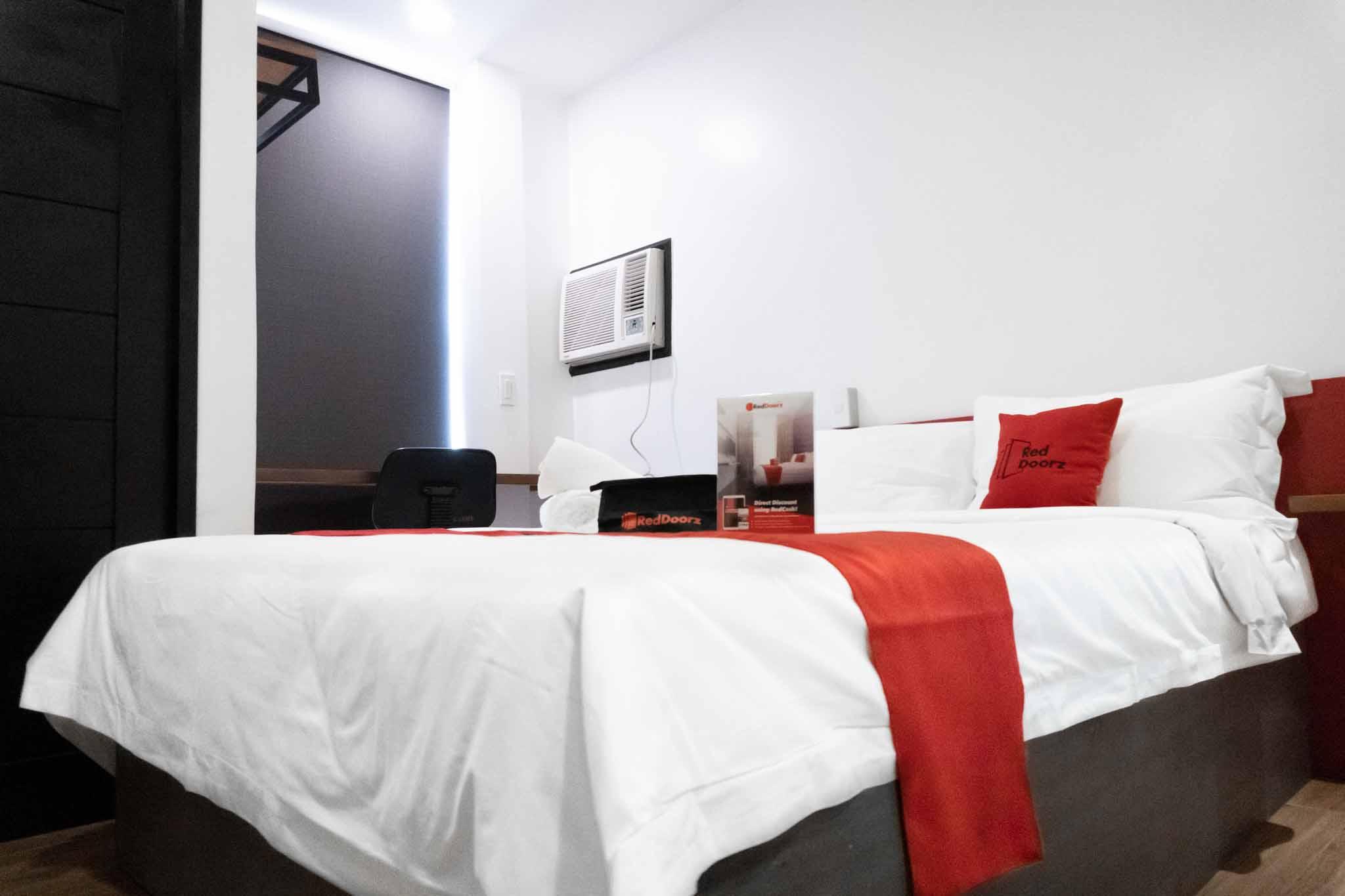 Reddoorz Plus At Mm Hotel Las Pinas Former Reddoorz Plus Near Bamboo Organ Exterior photo