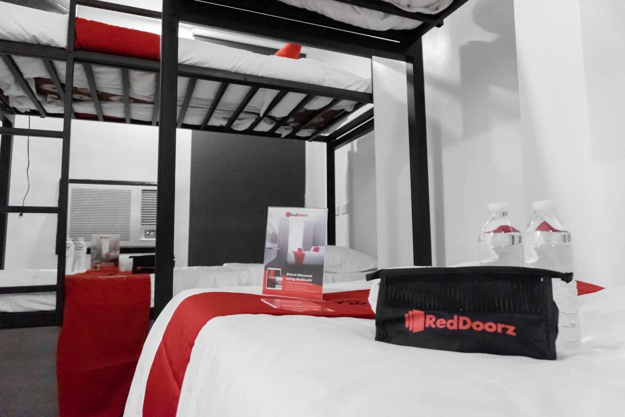 Reddoorz Plus At Mm Hotel Las Pinas Former Reddoorz Plus Near Bamboo Organ Exterior photo