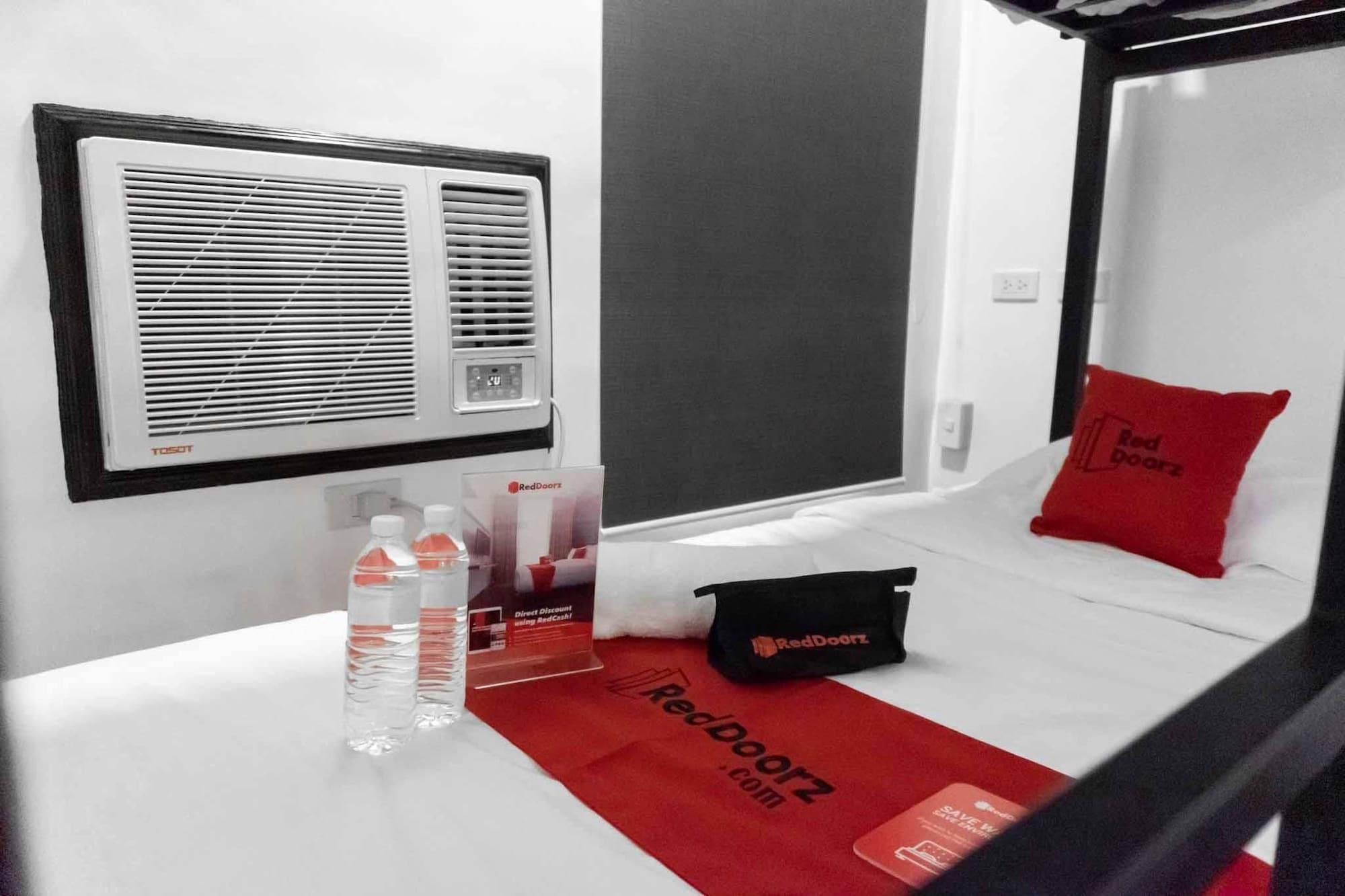 Reddoorz Plus At Mm Hotel Las Pinas Former Reddoorz Plus Near Bamboo Organ Exterior photo