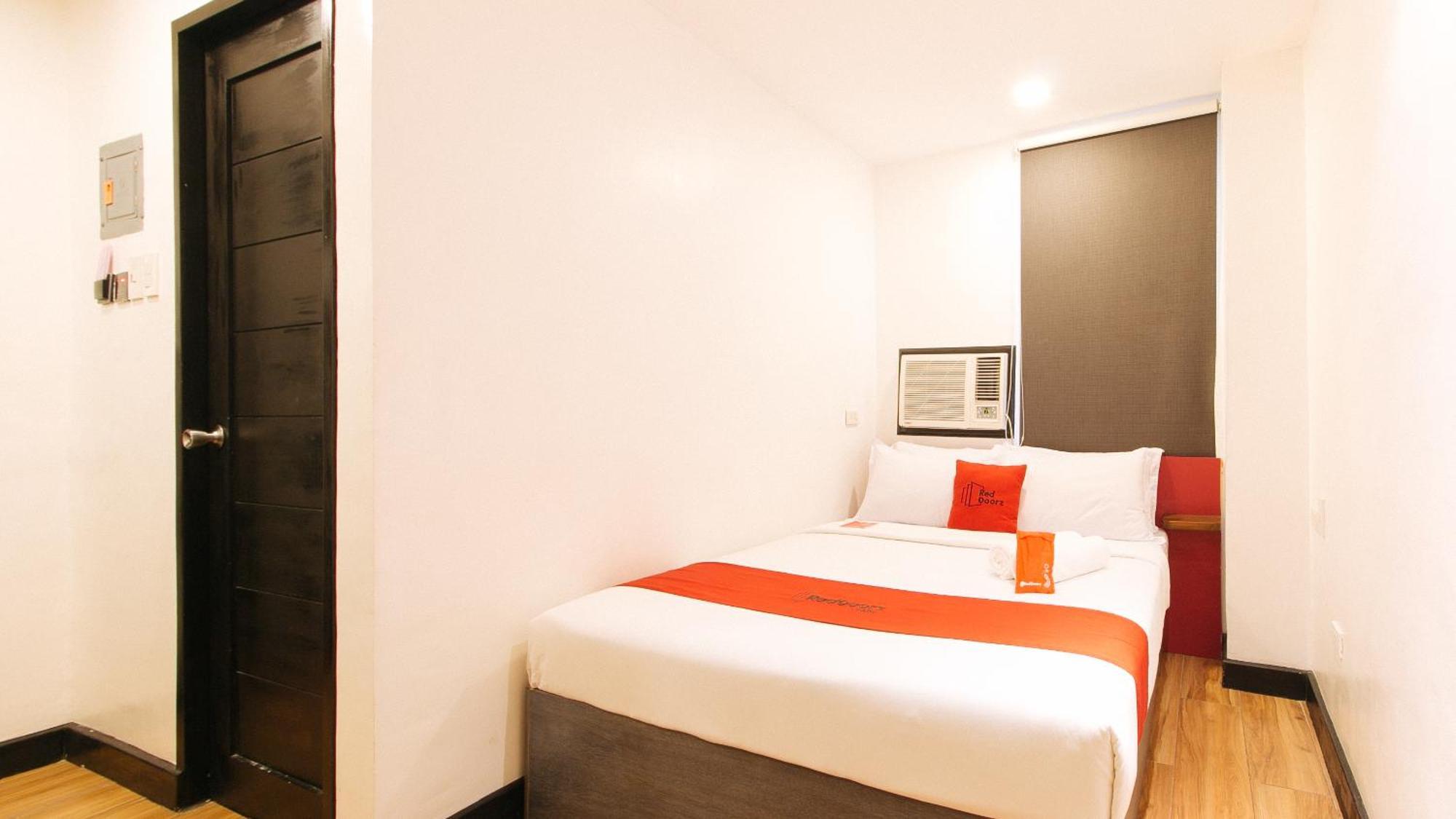 Reddoorz Plus At Mm Hotel Las Pinas Former Reddoorz Plus Near Bamboo Organ Exterior photo