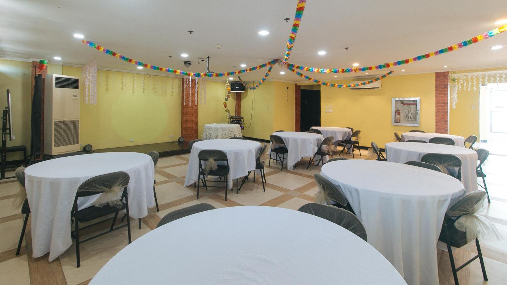 Reddoorz Plus At Mm Hotel Las Pinas Former Reddoorz Plus Near Bamboo Organ Exterior photo