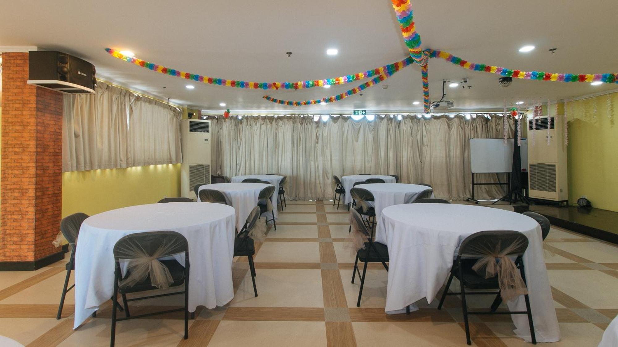 Reddoorz Plus At Mm Hotel Las Pinas Former Reddoorz Plus Near Bamboo Organ Exterior photo
