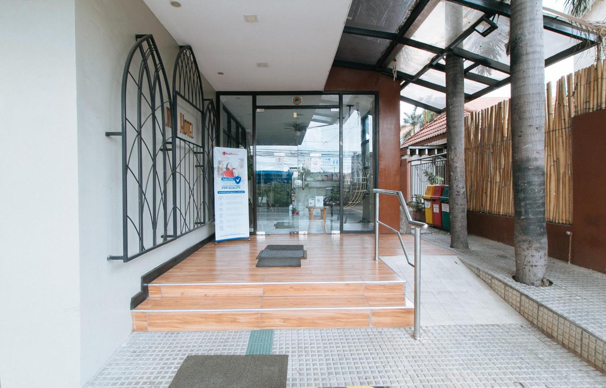 Reddoorz Plus At Mm Hotel Las Pinas Former Reddoorz Plus Near Bamboo Organ Exterior photo
